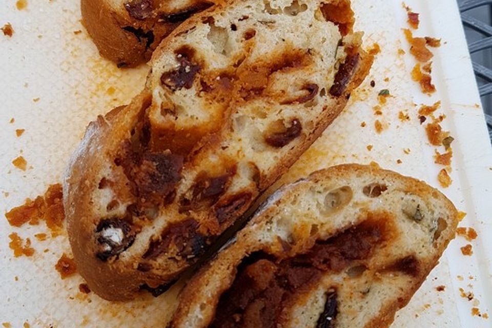 Brot mit Pesto, getrockneten Tomaten und Parmesan