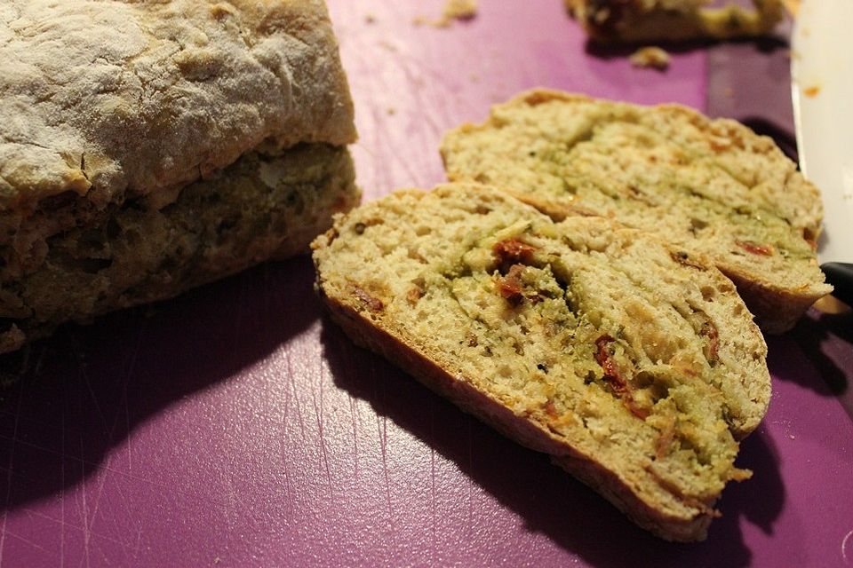 Brot mit Pesto, getrockneten Tomaten und Parmesan