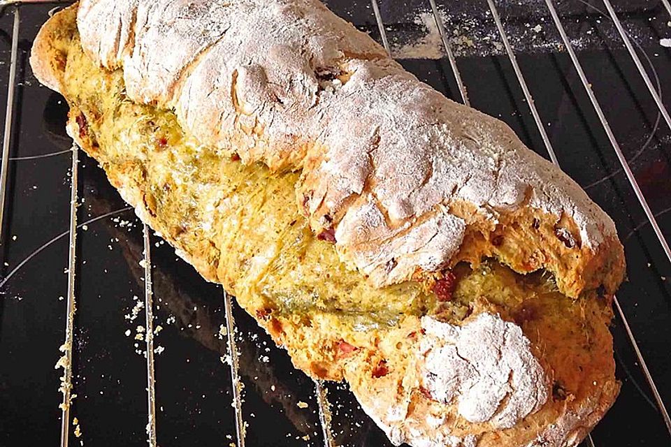 Brot mit Pesto, getrockneten Tomaten und Parmesan