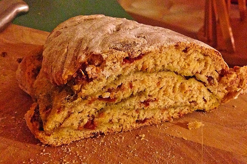 Brot mit Pesto, getrockneten Tomaten und Parmesan