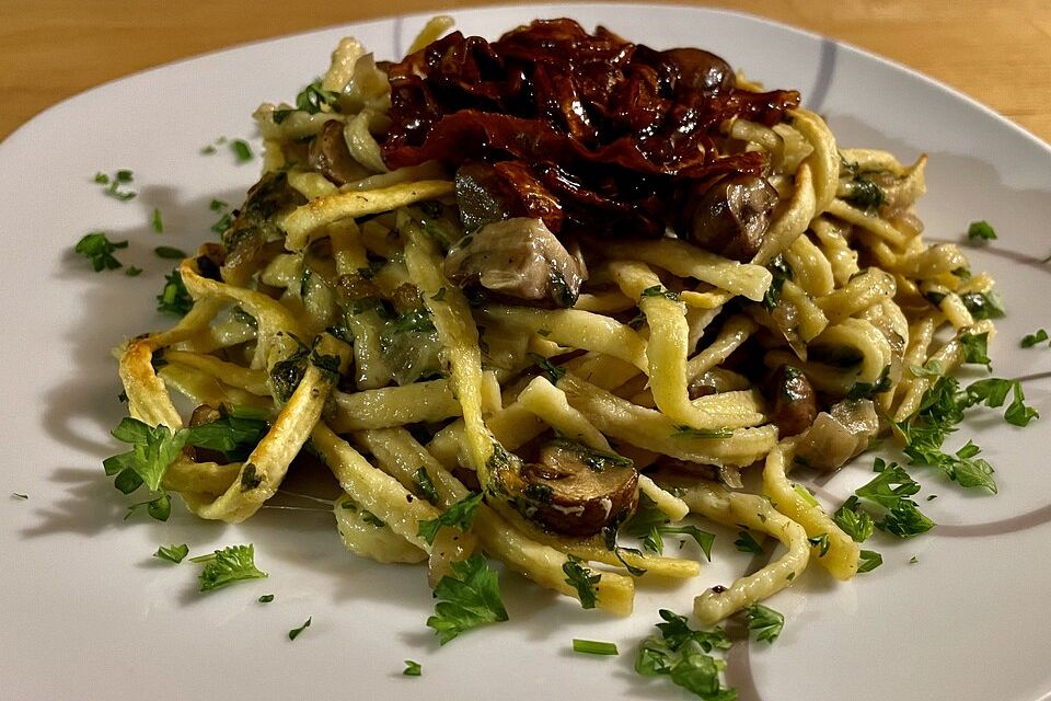 Champignon-Kräuter-Spätzle mit Honig-Röstzwiebeln