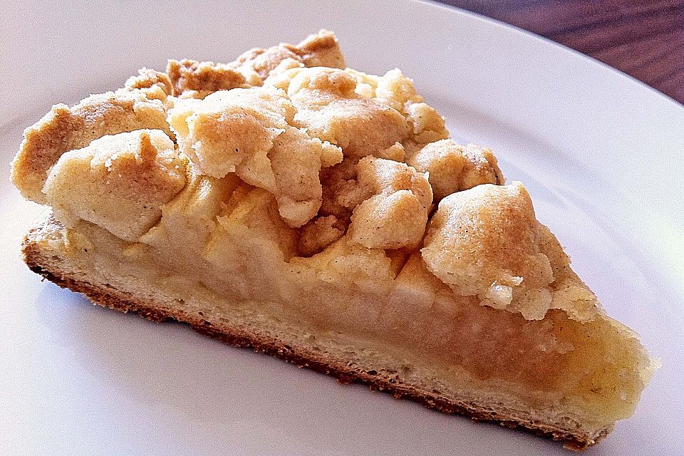 Streuselkuchen mit Birnen-Marzipan-Frischkäse-Füllung und frischem Obst