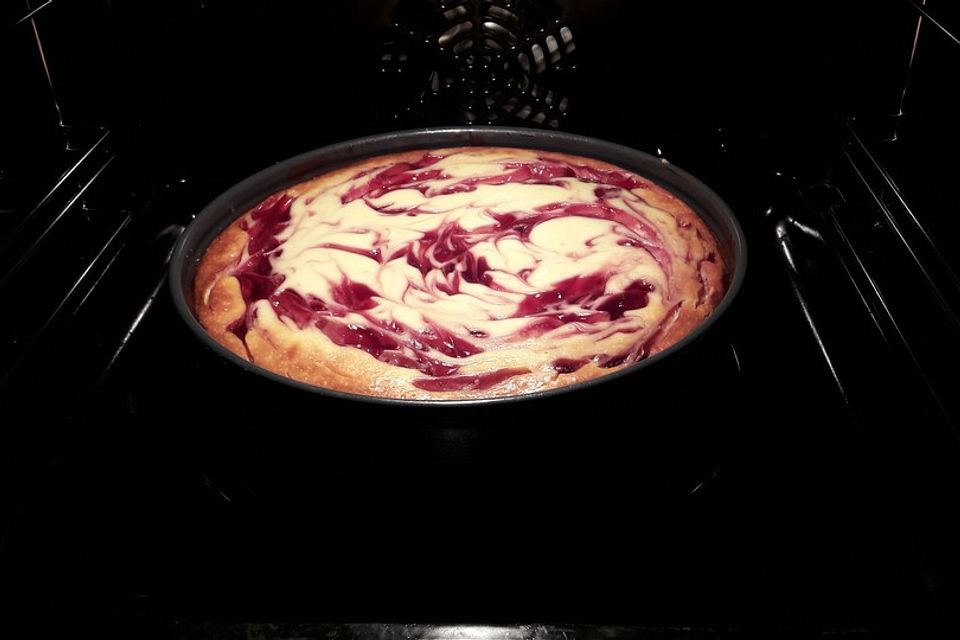 Mascarpone-Käsekuchen mit fruchtigem Strudel aus roter Grütze