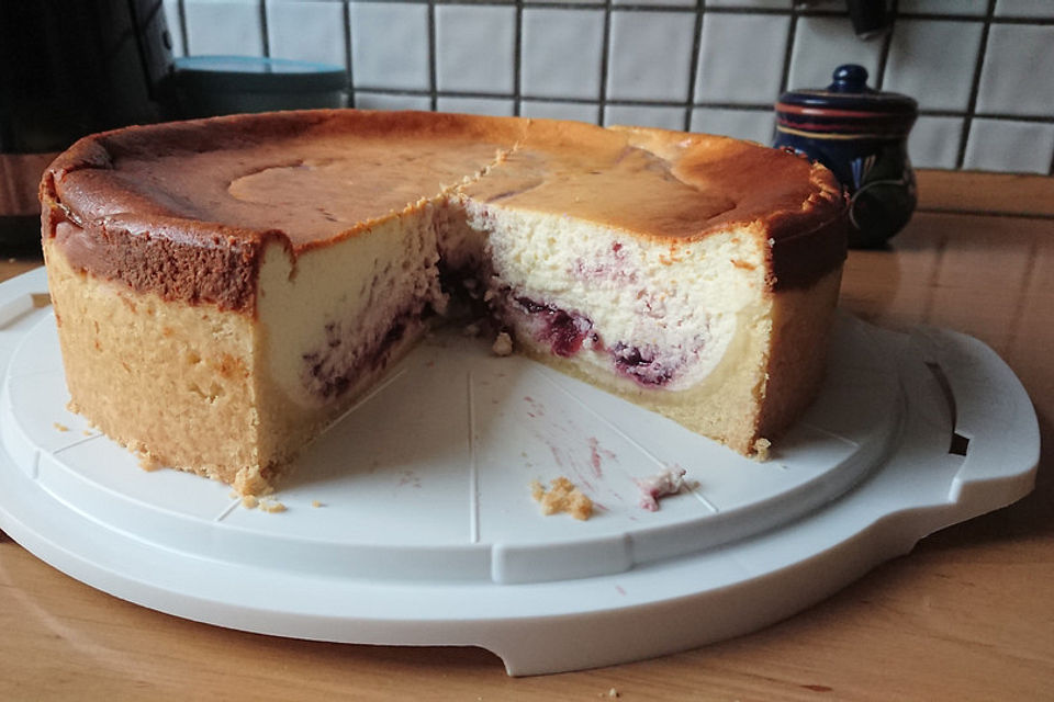 Mascarpone-Käsekuchen mit fruchtigem Strudel aus roter Grütze