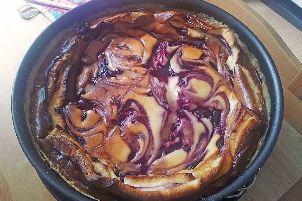 Mascarpone-Käsekuchen mit fruchtigem Strudel aus roter Grütze