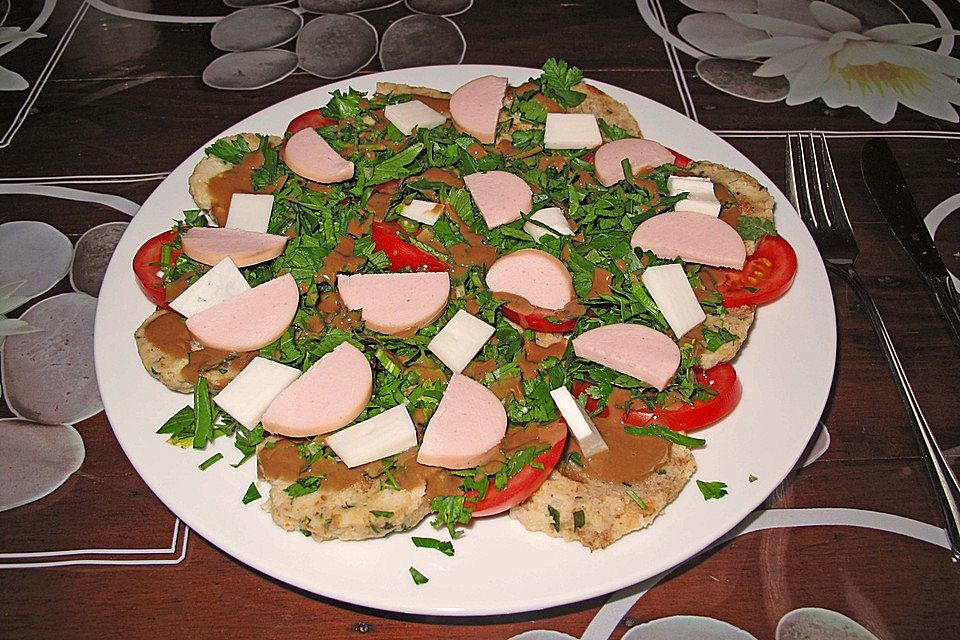 Semmelknödelsalat mit Tomaten, Petersilie und Sellerie