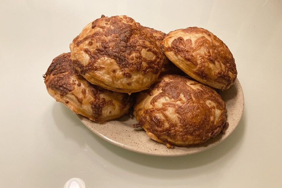 Blätterteig mit Hackfleisch, Baked Beans, Fetakäse und Dill