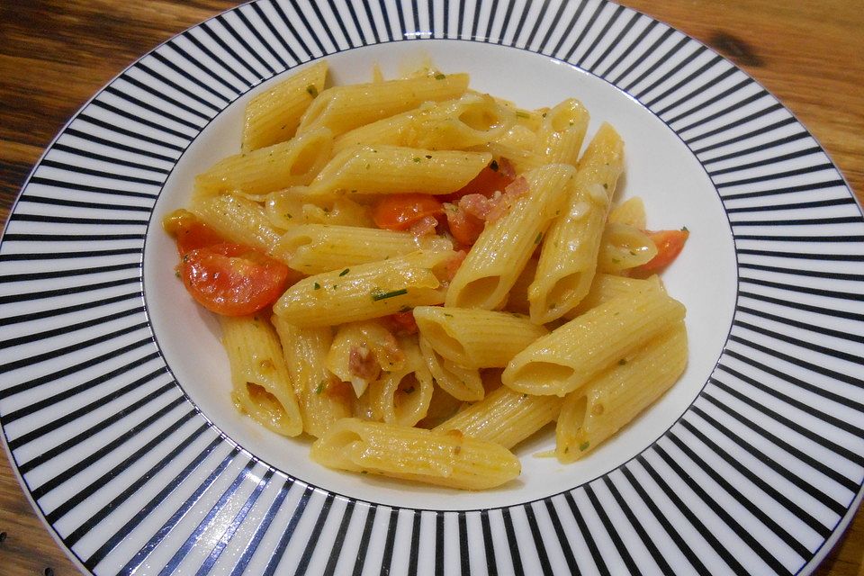 Spaghetti mit Cocktailtomaten und Pesto