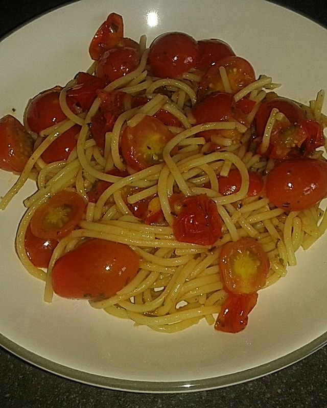 Spaghetti mit Cocktailtomaten und Pesto