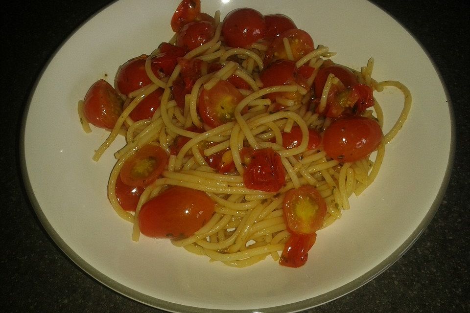 Spaghetti mit Cocktailtomaten und Pesto