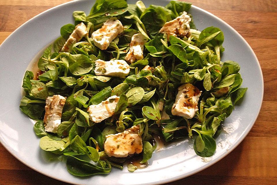 Ziegenkäsetaler auf Feldsalat mit Honig-Balsamico Dressing