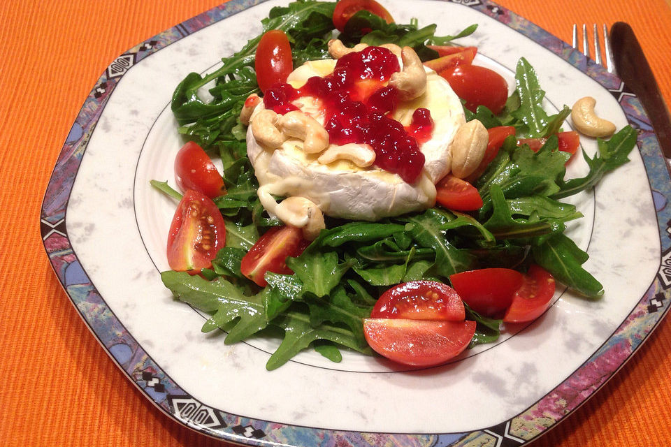 Gebackener Camembert an Honig-Senf-Sauce mit Rucola-Tomaten-Salat