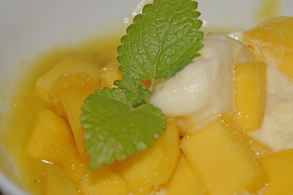 Vanilleeis mit Mango - Ingwer Soße