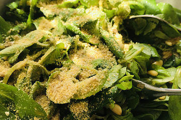 Rucola-Basilikum-Salat mit Cashew-"Parmesan"