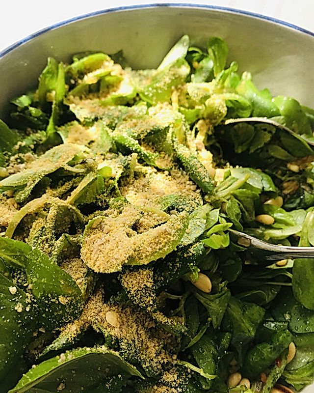 Rucola-Basilikum-Salat mit Cashew-"Parmesan"