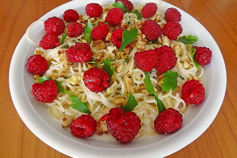 Pasta mit Himbeeren, Ziegenfrischkäse und gerösteten Walnüssen