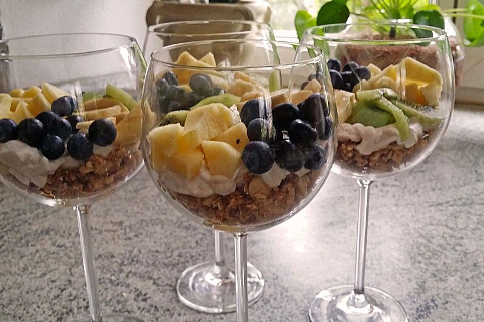 Knuspermüsli mit Mandelkefir-Kokoscreme und frischen Früchten