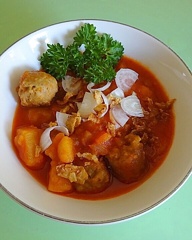 Kartoffel-Curry-Suppe mit Brätklößchen
