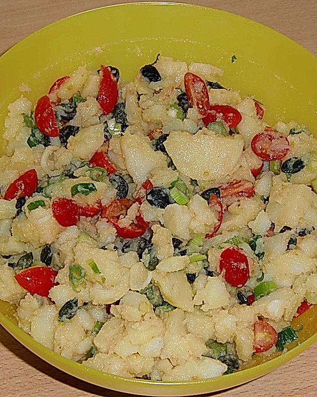 Mediterraner Pellkartoffelsalat mit Feta-Käse und Oliven