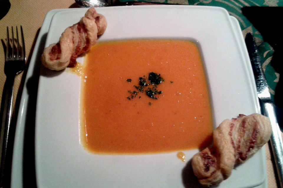 Asiatische Kürbissuppe mit Karotten und Kokosmilch