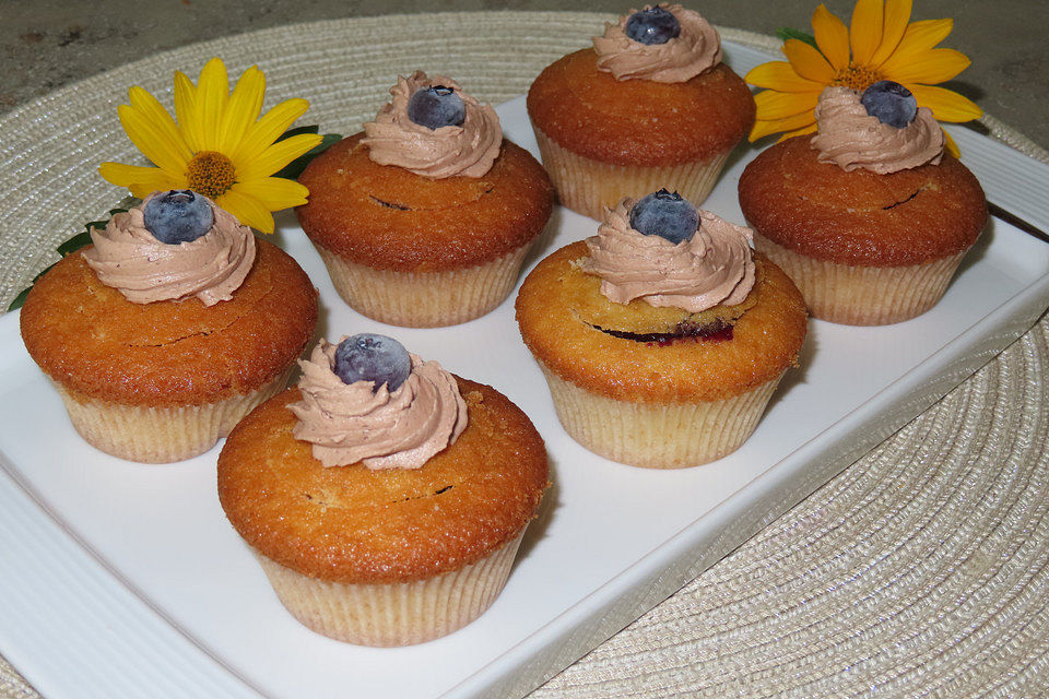 Zitronen-Cupcakes mit Heidelbeerfüllung und Schokobuttercreme