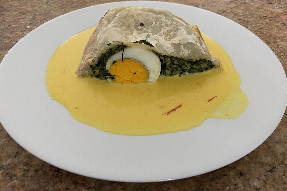 Eier im Spinatstrudel mit Safransauce