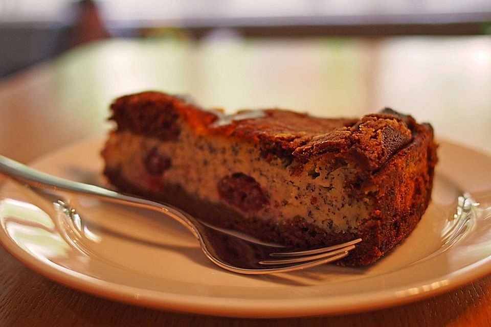 Mohn-Streusel-Kuchen mit Schmand und Kirschen