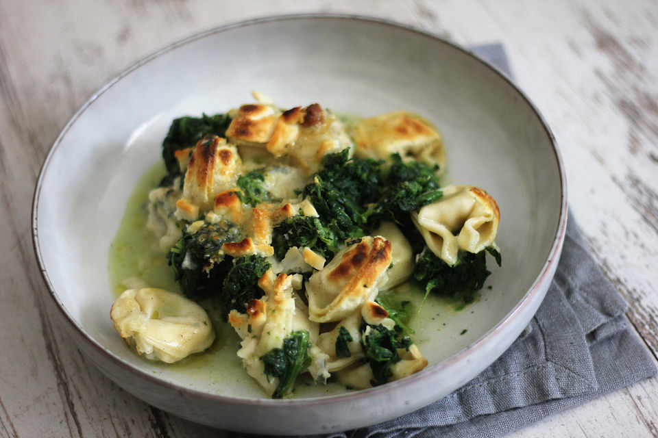 Überbackene Tortelloni mit Gorgonzola und Spinat