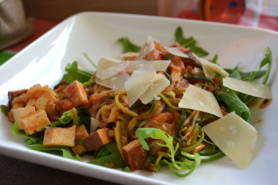 Zucchinispaghetti mit Tofu Rosso auf Rucolabett