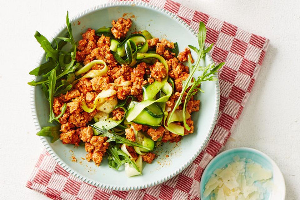 Zucchinispaghetti mit Tofu Rosso auf Rucolabett