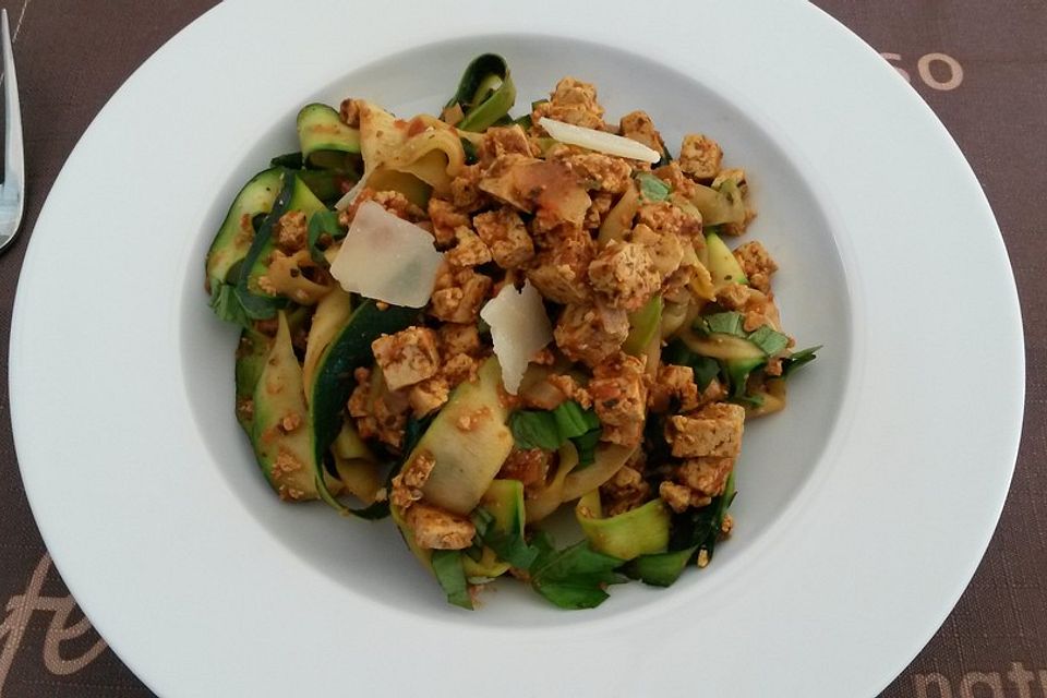 Zucchinispaghetti mit Tofu Rosso auf Rucolabett