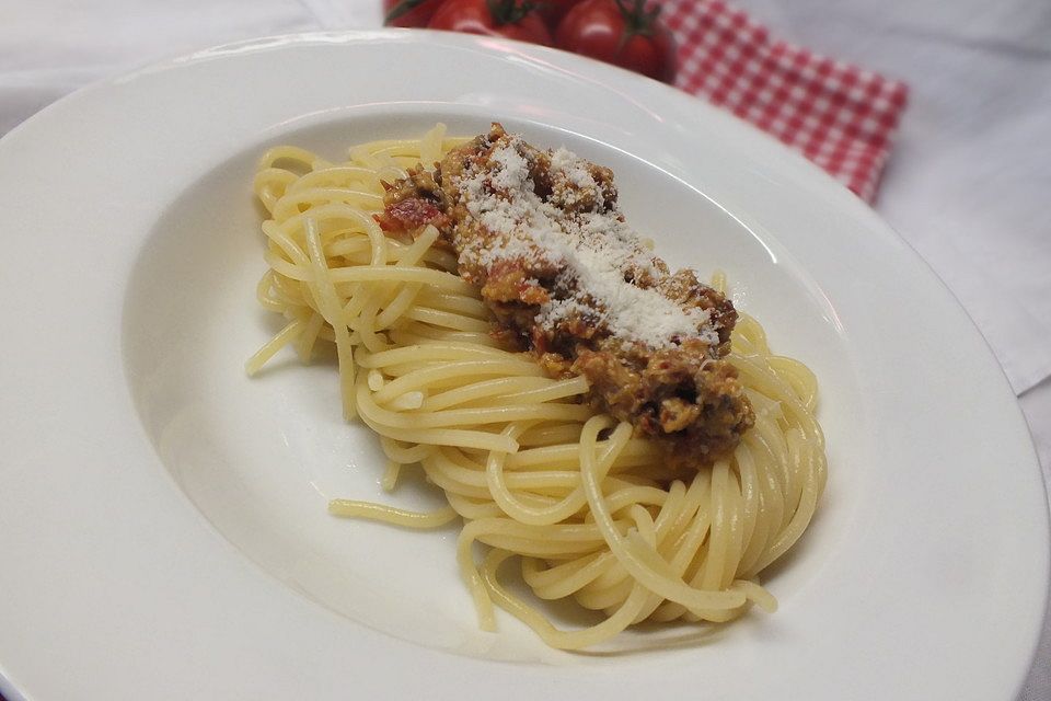 Avocado-Pasta mit frischen und getrockneten Tomaten