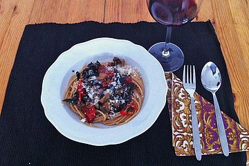 Spaghetti mit Palmkohl und Auberginen