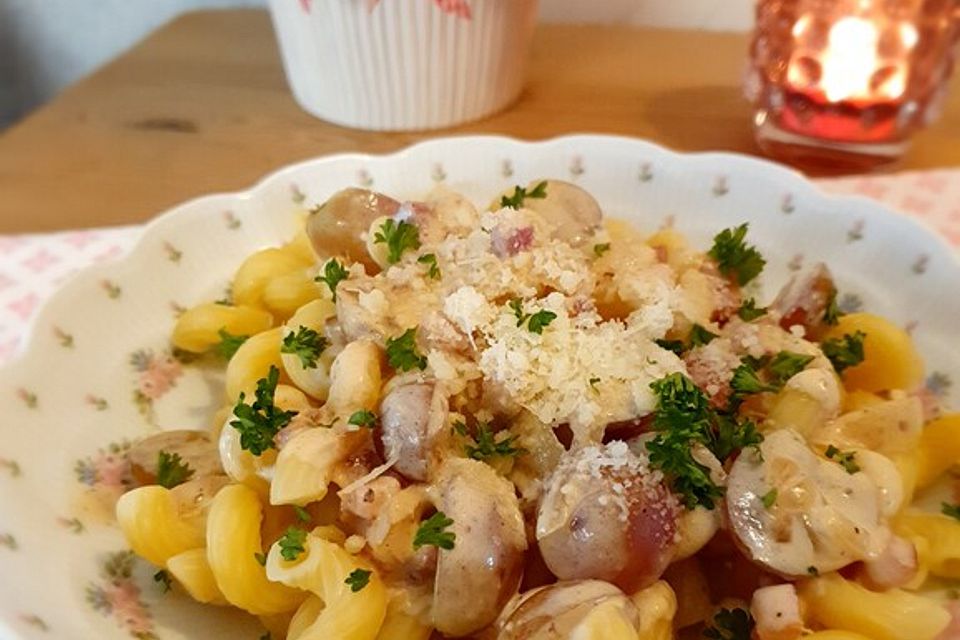 Nudeln mit Weintrauben und Speck