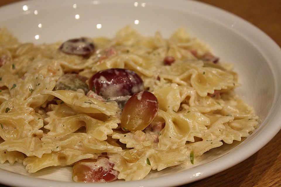 Nudeln mit Weintrauben und Speck