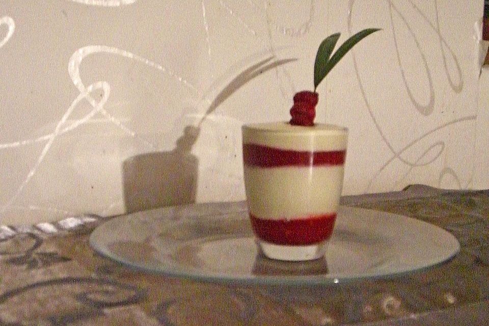 Weiße Schokoladenmousse mit Himbeerpüree