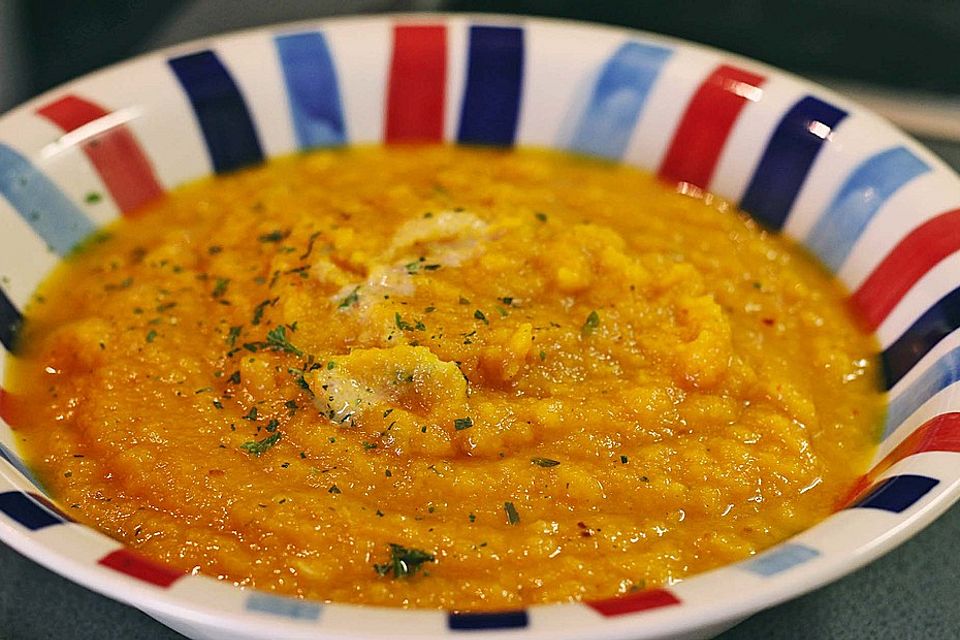 Pikantes Karotten-Süppchen mit Tomate und Chili