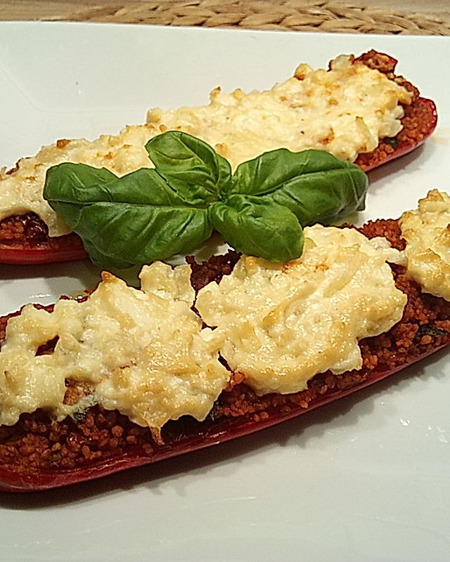 Gefüllte Spitzpaprika mit Tomaten-Couscous und Fetacreme