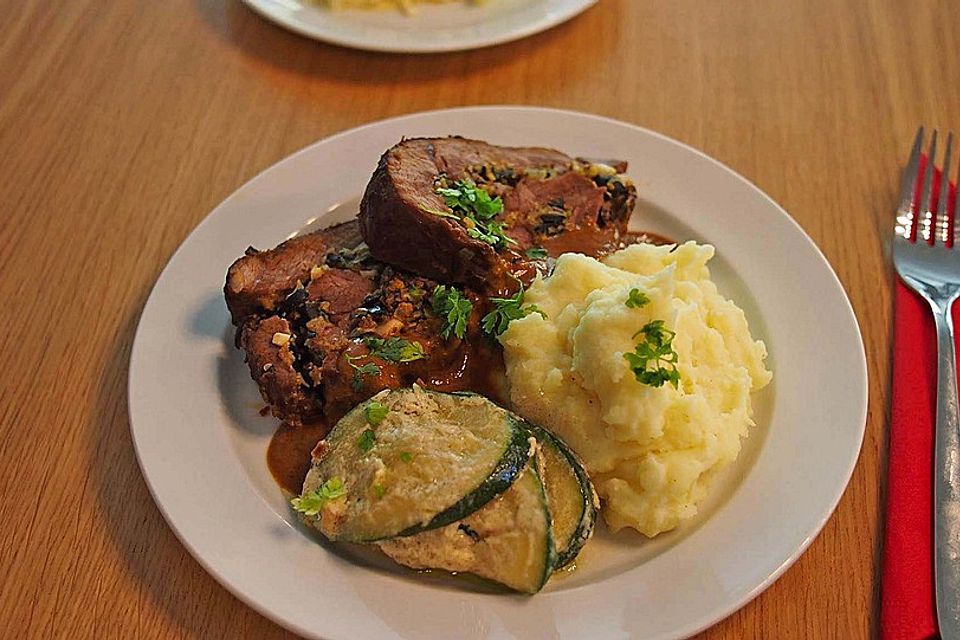 Rollbraten vom Lamm mit Oliven-Polenta-Füllung und Zucchini-Gemüse