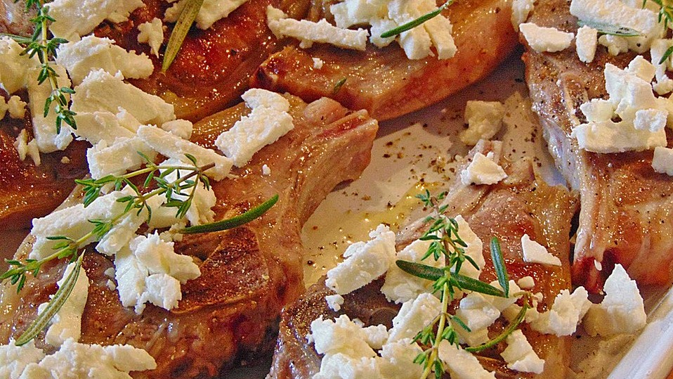 Überbackene Lammkoteletts an Metaxasauce und Tomaten-Oliven-Kritharaki ... Überbackene Lammkoteletts an Metaxasauce und Tomaten-Oliven-Kritharaki ...