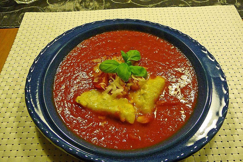 Klare Tomatensuppe mit Mozzarella - Ravioli