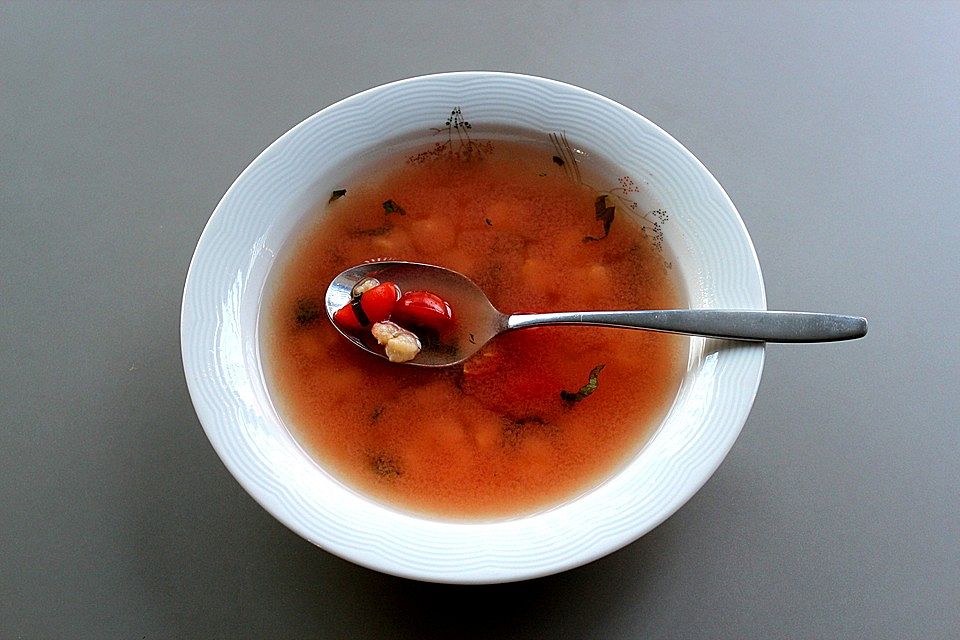 Klare Tomatensuppe mit Mozzarella - Ravioli