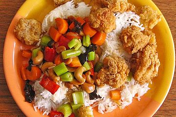 Frittierte Garnelen mit Gemüse und Cashewnüssen an Reis