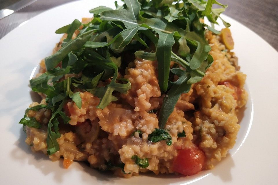 Hirse-Rucola-Salat mit Tomaten, Champignons und Oliven