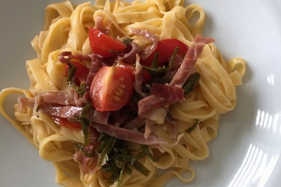 Selbstgemachte Pasta mit Salbeibutter, Romatomaten und Serranoschinken