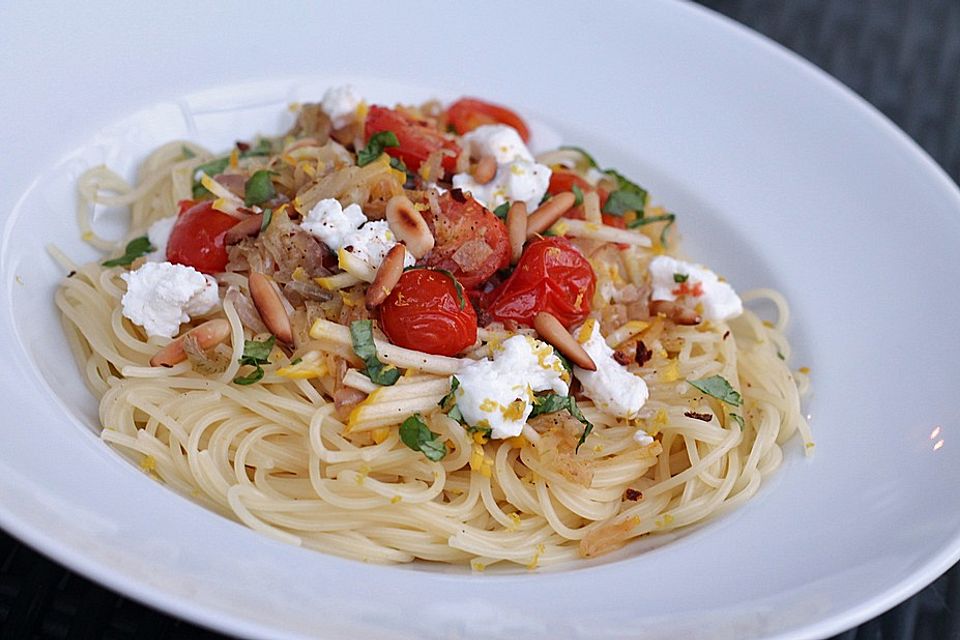 Sommer-Pasta mit Gemüse und Ziegenfrischkäse