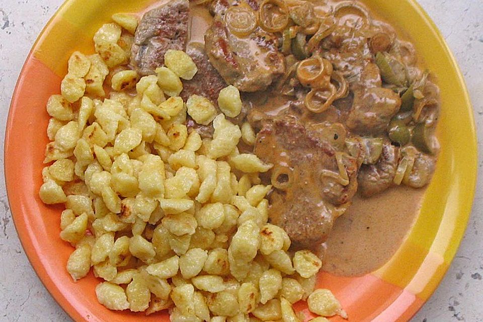 Schweinemedaillons mit Spätzle in Oliven-Sahne-Sauce