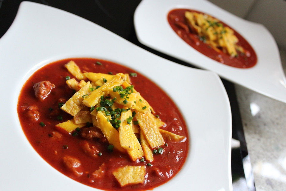 Würzige Tomatensuppe mit Bratwurst