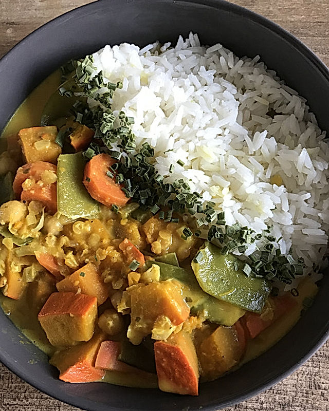Veganes indisches Curry mit Kürbis und Kichererbsen