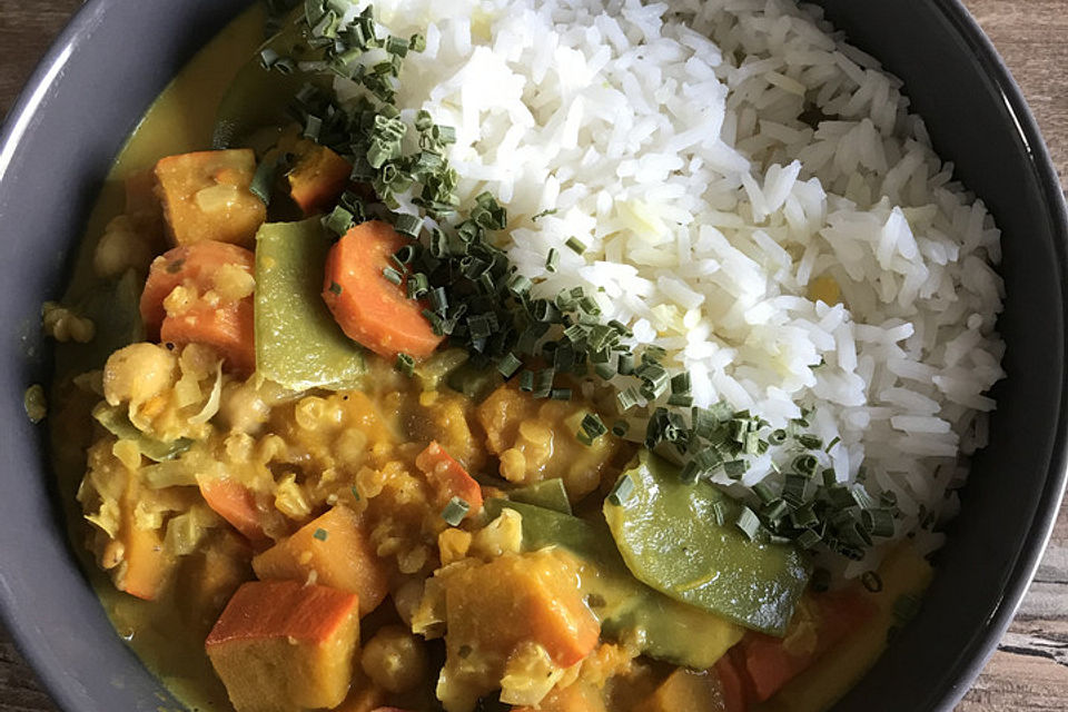 Veganes indisches Curry mit Kürbis und Kichererbsen